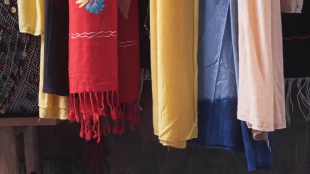 摩洛哥市场手工制作的充满活力的亚麻布织物 手持式视图 — 图库视频影像