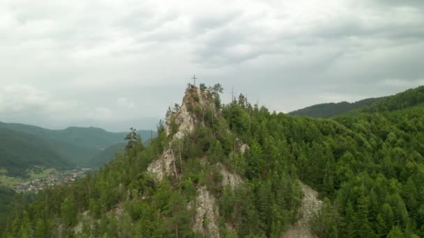 Drone Footage Circling Top Hill Christian Cross Osrblie Central Slovakia — Stock Video