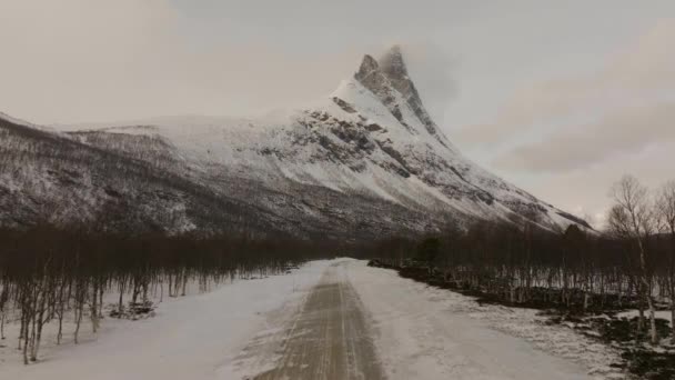 Majestueuze Otertinden Berg Humeurig Poolweer Sneeuwlandschap Drone — Stockvideo