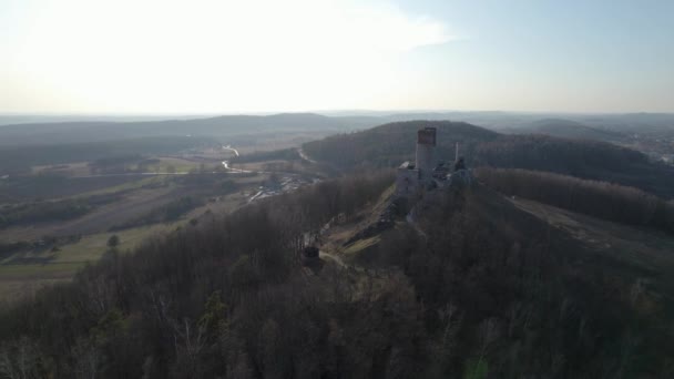 Tracking Aerial Drone Shot Chciny Royal Castle Revealing Landscape Valley — Vídeo de Stock