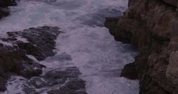 Close Waves Crashing Coastal Rocks Retreating — стоковое видео