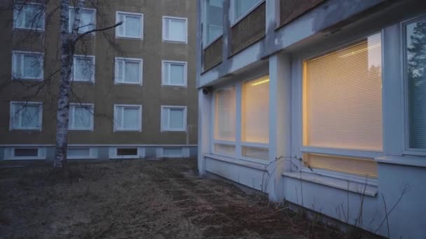 Old Apartment Complex Dusk — Stockvideo