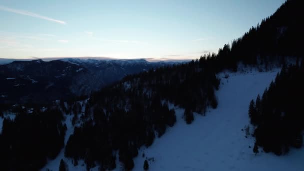 Repülő Keresztül Felhők Felett Mountain Tops Erdő Télen Alpokban Olaszország — Stock videók