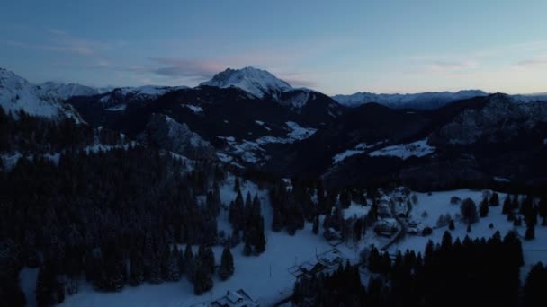 Voando Através Nuvens Acima Topos Montanha Floresta Inverno Nos Alpes — Vídeo de Stock