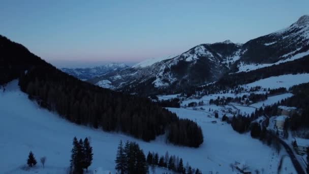 Repül Keresztül Felhők Felett Hegycsúcsok Télen Alpokban Olaszország Napkeltekor — Stock videók