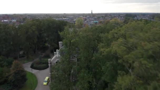 Aéreo Sobre Árvores Bela Mansão Revelar Uma Estrada Movimentada Perto — Vídeo de Stock