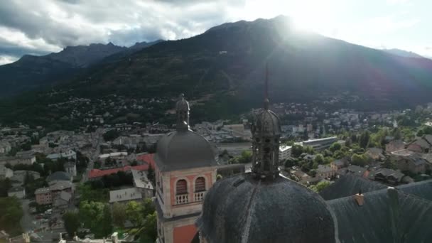 Schönes Altes Dorf Mit Alter Kirche Fuße Des Bewaldeten Hügels — Stockvideo