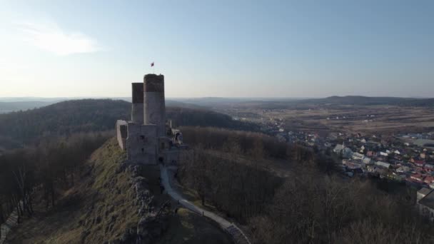 Bakåtriktad Flygande Drönarbild Chciny Royal Castle Från Dess Sidoingång Med — Stockvideo