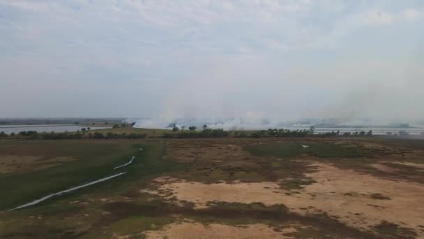 Imagini Aeriene Câmp Spre Teren Agricol Flăcări După Amiaza Grassland — Videoclip de stoc