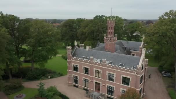 Close Aerial View Beautiful Old Mansion Lush Green Estate — Vídeos de Stock