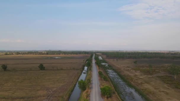 Aerial Reversing Footage Showing Road Middle Farm Grasland Pak Pli — Stockvideo