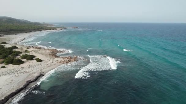 공중에서는 파도를 해변을 가로지르고 있습니다 여름의 모래와 놀라운 이탈리아 사르데냐 — 비디오