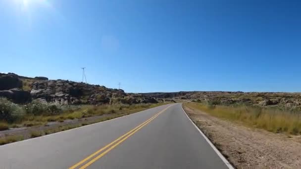 在Altas Cumbres路线上驾驶的车辆的前面Pov — 图库视频影像