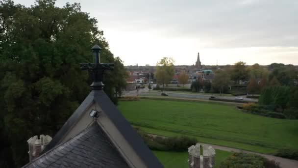 从俯瞰绿色花园的旧大厦屋顶上的艺术品看高角镜 — 图库视频影像