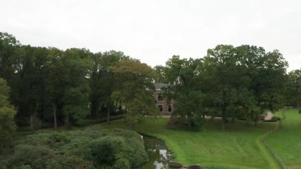 Jib Van Mooi Groen Landgoed Met Een Monumentaal Herenhuis Achtergrond — Stockvideo