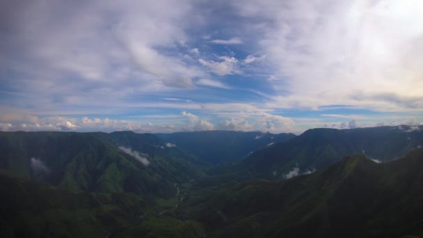 Dramático Movimiento Nubes Valle Montaña Mañana Desde Cima Colina Vídeo — Vídeos de Stock