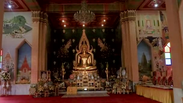 Zlatá Socha Buddhy Klášteře Plochého Úhlu Videa Pořízeného Thajském Klášteře — Stock video