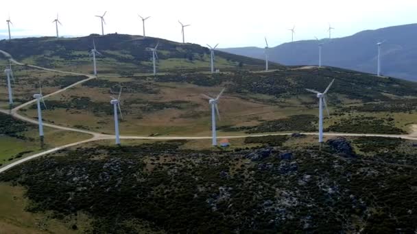 Flygfoto Över Snabb Spinning Windfarm Turbines Hillside Galicia Spanien Dolly — Stockvideo