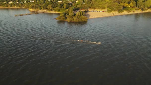 Jetski Göl Boyunca Şişirilebilir Yavaş Çekim Hava Görüntüsü — Stok video