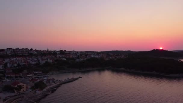 在克罗提亚岛上空飞行 洛辛伊及其城市 夕阳西下 — 图库视频影像