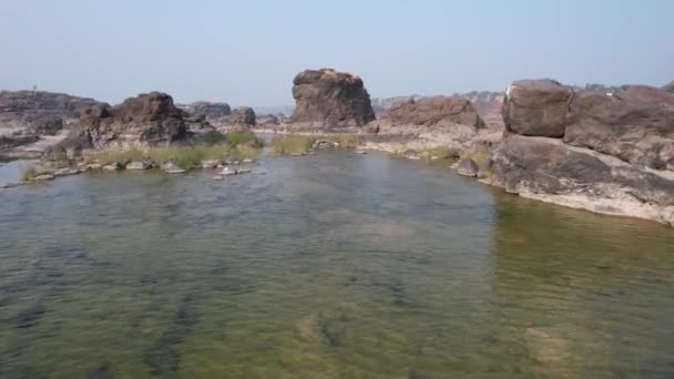 Tilt View Narmada River Gujrat India Surrounded High Rocks Hilly — Vídeo de Stock