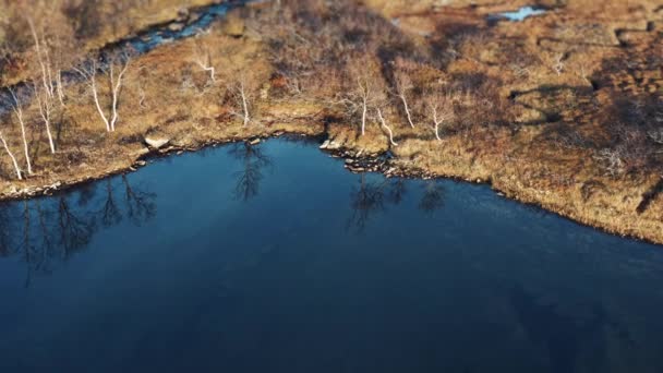 Flygfoto Över Sumpiga Våtmarker Norra Norge Blå Himmel Reflekteras Spegelblanka — Stockvideo