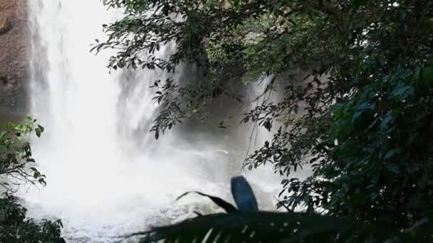 Ένα Κοντινό Πλάνο Αυτού Του Καταρράκτη Καταρράκτη Heo Suwat Waterfall — Αρχείο Βίντεο