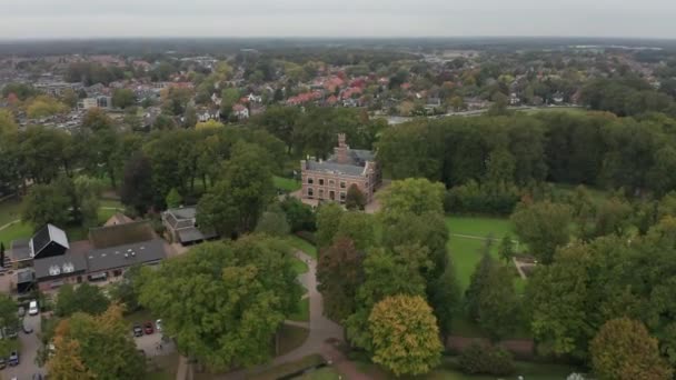 Cinematische Antenne Van Een Prachtig Oud Herenhuis Groen Landgoed — Stockvideo