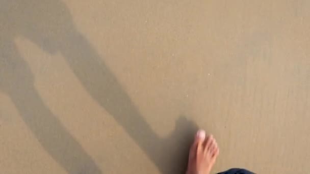 Uomo Che Cammina Sulla Spiaggia Sabbia Gialla Con Onde Marine — Video Stock