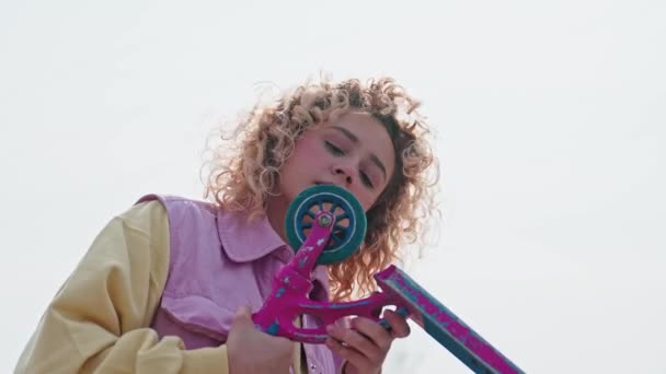 Adolescente Blanco Rubia Chica Brillante Elegante Ropa Spinning Empuje Scooter — Vídeo de stock