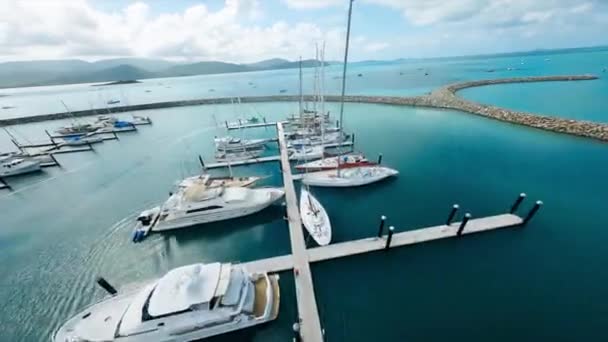 Drohne Fliegt Über Einen Yachthafen Nördlichen Tropischen Queensland Australien Airlie — Stockvideo