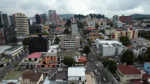 Quito Ecuador Aerial View Downtown Traffic Buildings Dark Cloudy Day — ストック動画