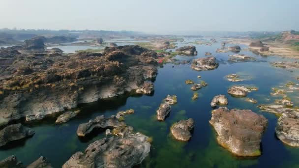 Aerial Backward Moving Shot Pristine Narmada River Gujrat India Rocky — Stockvideo