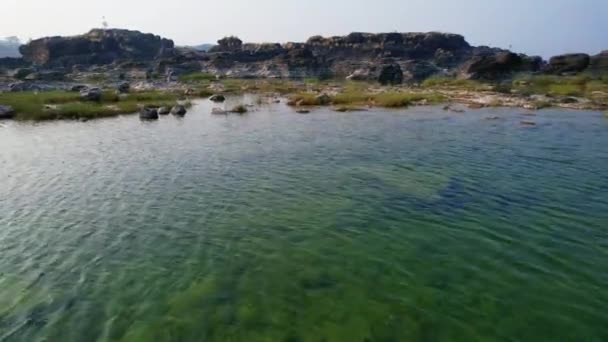 Aerial Backward Moving Shot Narmada River Gujrat India Surrounded High — Vídeos de Stock