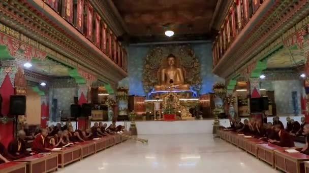 Gouden Boeddha Standbeeld Het Klooster Van Platte Hoek Video Genomen — Stockvideo