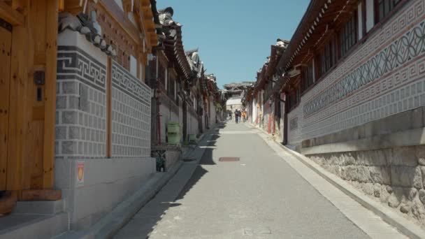 Skupina Turistů Kráčejících Ulici Vesnici Bukchon Hanok Soulu Jižní Korea — Stock video