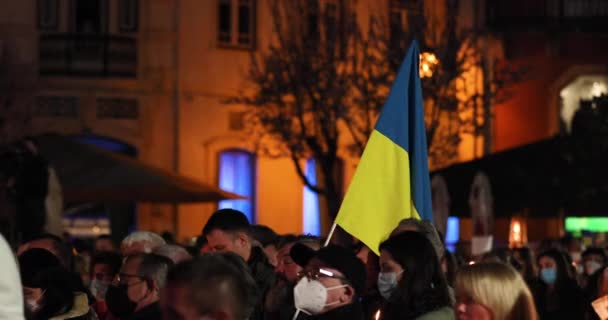 Gente Enmascarada Reúne Para Hacer Una Vigilia Paz Con Bandera — Vídeos de Stock