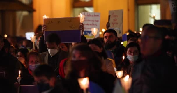 Crowd Unite Demonstrate Candlelight Vigil Peace Russo Ukrainian War Leiria — Stockvideo