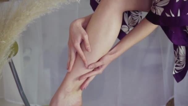 Mulher Gentilmente Tocando Suas Pernas — Vídeo de Stock