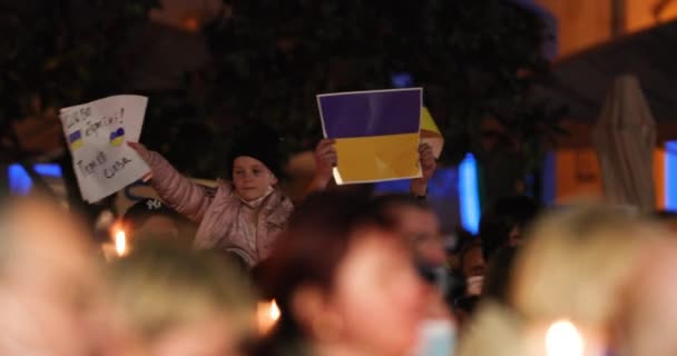 Kid Parent Shoulders Holding Art Poster Vigil Peace Ukraine Held — Stock videók