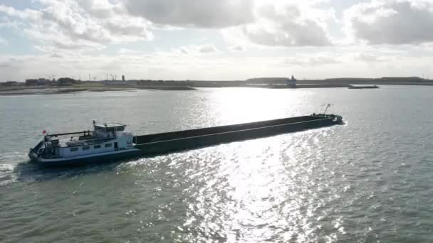 Prachtige Antenne Van Lange Vrachtschip Zeilen Zee Met Kust Achtergrond — Stockvideo