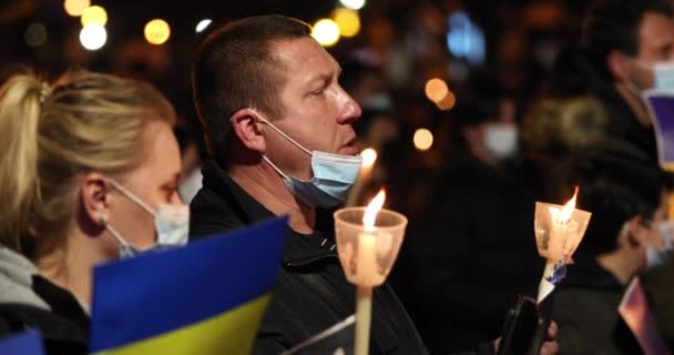 Man Lit Candle Cantando Canção Religiosa Durante Vigília Pela Paz — Vídeo de Stock