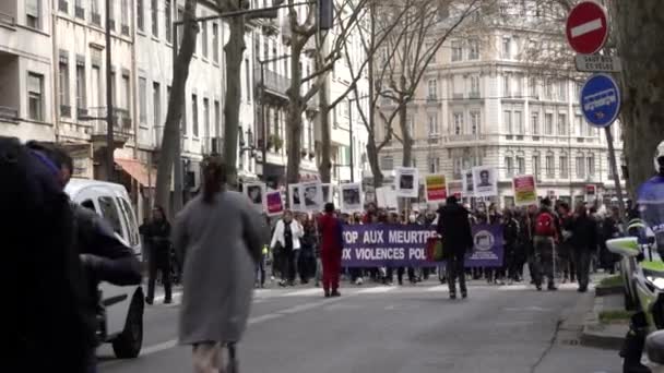 프랑스 리옹에서 경찰의 공정에 대항하는 배너와 포스터를 시위대 — 비디오
