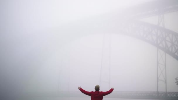 Порто Знаменитый Дом Луиса Мост Время Туманного Туманного Утра Молодой — стоковое видео