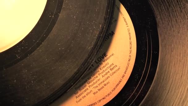 古いヴィンテージダスティビニールレコードの断片 ハンドスライドショット シーンA — ストック動画