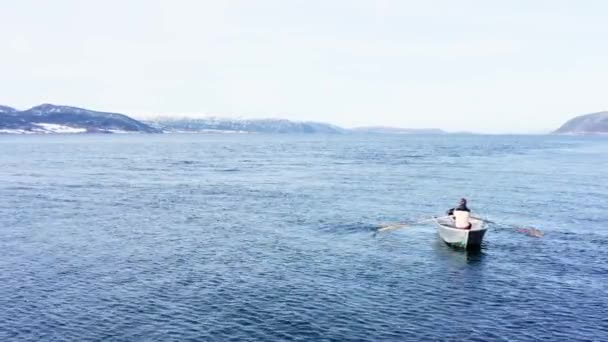 Витебск Норвегия Человек Лодке Откинувшись Назад Спокойном Море Широкий Выстрел — стоковое видео