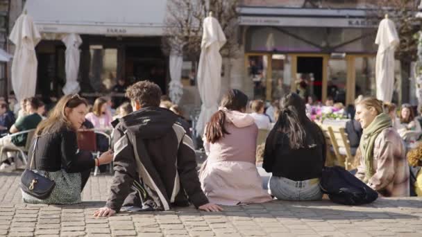 Les Gens Dînent Traînent Leuven Oude Markt Par Une Journée — Video