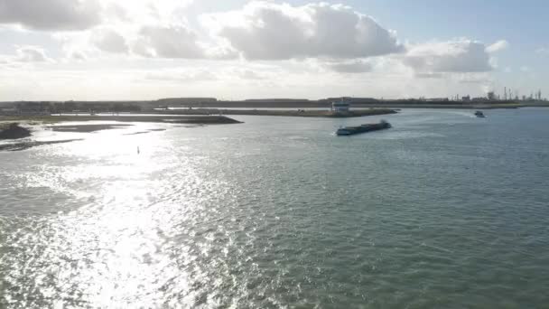 Prachtige Antenne Van Vrachtschip Gevuld Met Zeecontainers Varen Buurt Van — Stockvideo