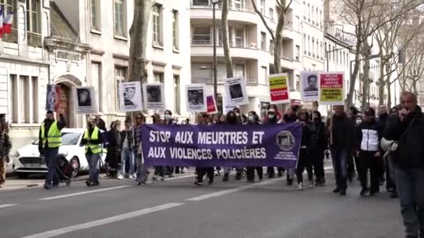 Protesters Holding Big Banner Saying Stop Murders Police Brutality Lyon — ストック動画