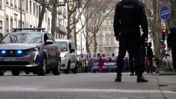 Полиция Контролирует Акцию Протеста Улицах Лиона Франция — стоковое видео